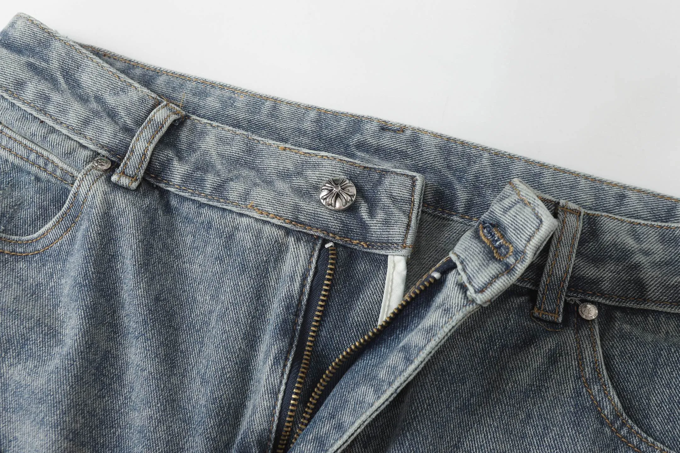 P260 Cross-border model, please do not place an order if you are pursuing quality - Chrome Hearts/Chrome Hearts Cross ✝️ Inlaid embroidered washed jeans, trousers and casual pants - High weight, high density and high quality. The wool is soft, delicate and skin-friendly. It feels soft and silky. It has excellent warmth and skin-friendly properties. - Customized weaving and dyeing, no color difference. No matter the fabric or workmanship details, it beats the ordinary version on the market - Hardware zipper accessories are all customized, full of details -Colour: washed blue -Size: 28 30 32 34 36